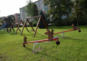 Ogród przedszkolny, widok na plac zabaw